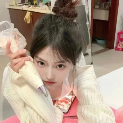 当她换上泳衣